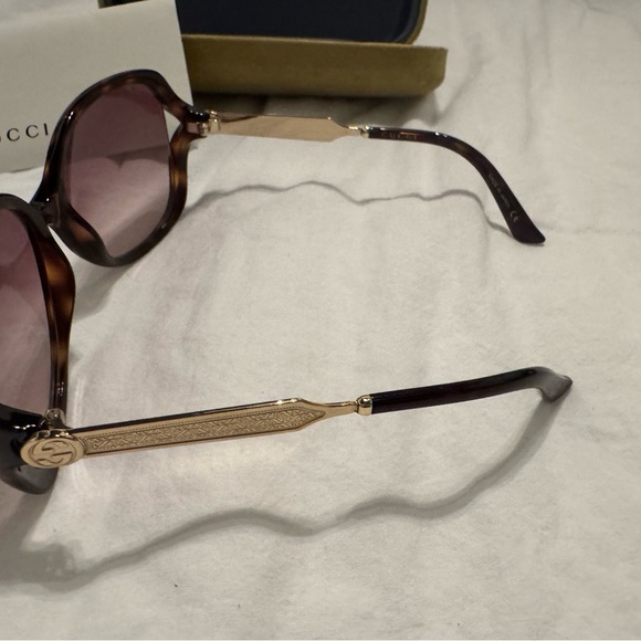 Authentic Gucci Women\'s Sunglasses - Black Frame with light brown/pink Lenses main image 5
